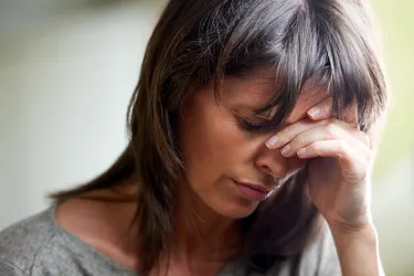 精神分裂癥患者可能會出現(xiàn)幻聽或幻視。 精神分裂癥患者可能會出現(xiàn)幻聽或幻視。