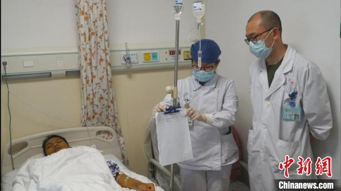 陳先生接受人胚胎干細(xì)胞誘導(dǎo)分化的肝細(xì)胞制劑治療。　人類干細(xì)胞國家工程研究中心 供圖